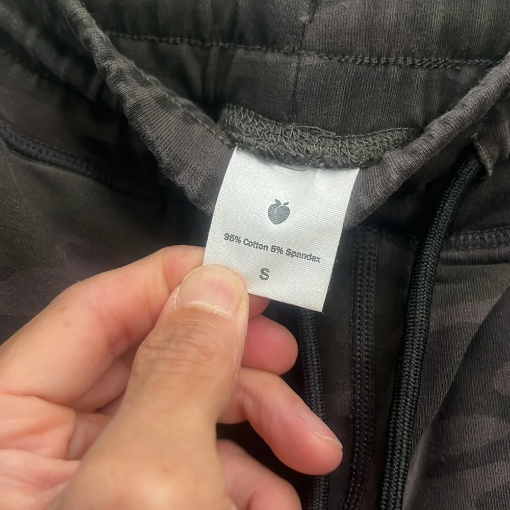 MEN’s Flexliving Camo Joggers with side & back zippers pockets size SMALL - Picture 7 of 7